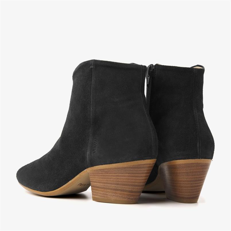 Claire lott 900
