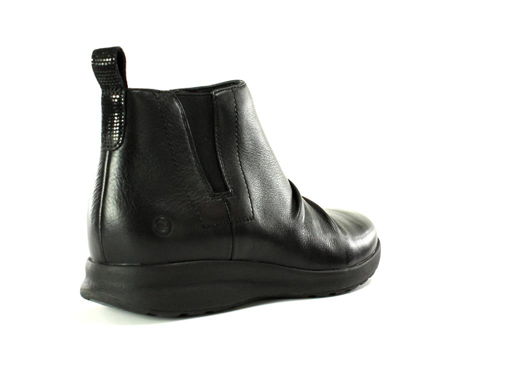 un adorn mid clarks