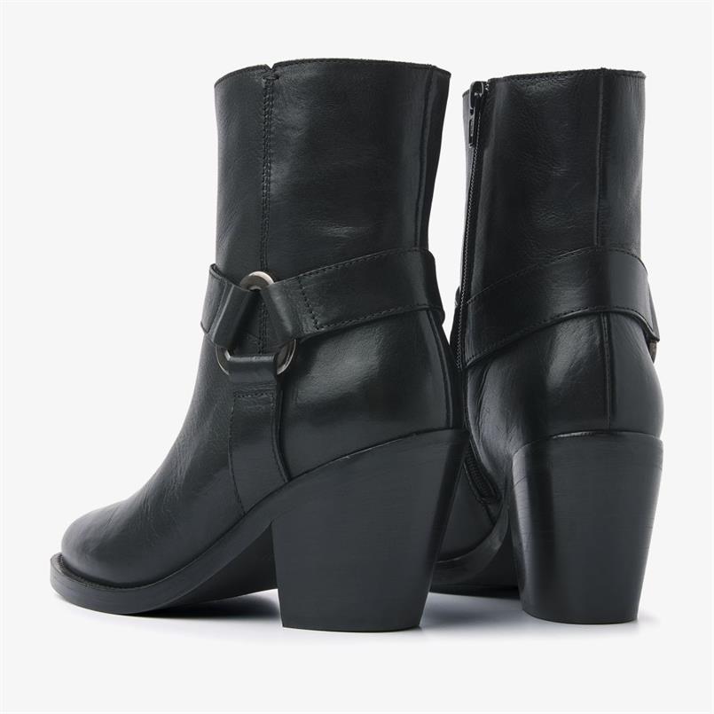 Mara drew 900