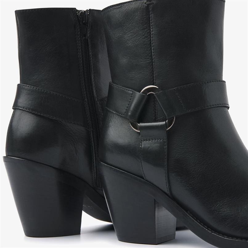 Mara drew 900
