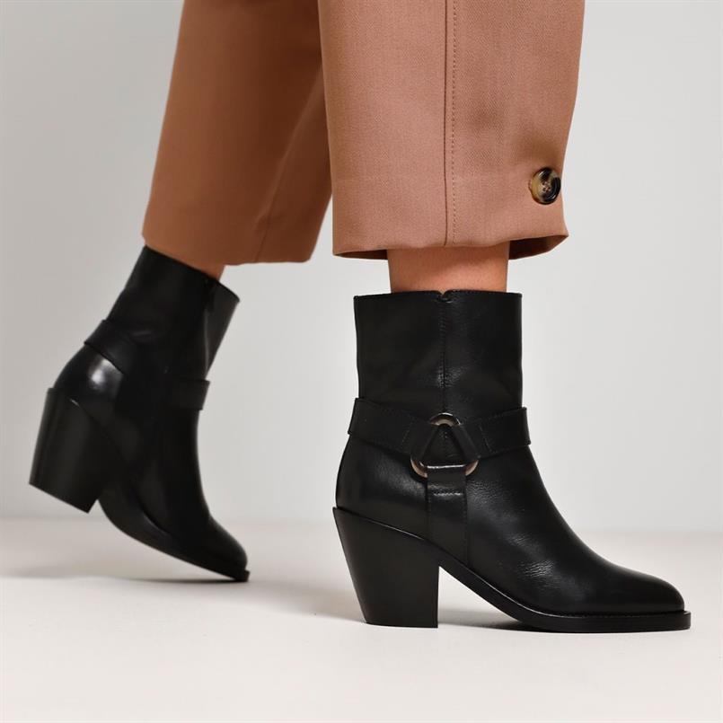 Mara drew 900